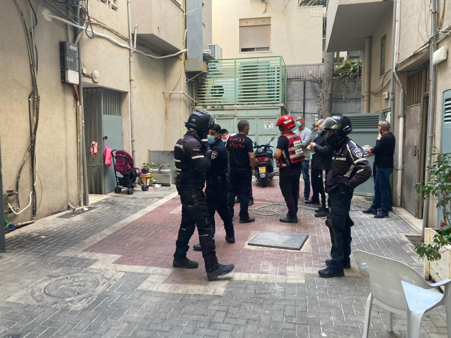 فيديو: تماس كهربائي يتسبب بحريق بجوار أحد المباني في يافا 